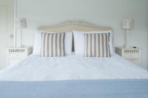 A bed or beds in a room at Wye Valley Holiday Cottage - Field Cottage