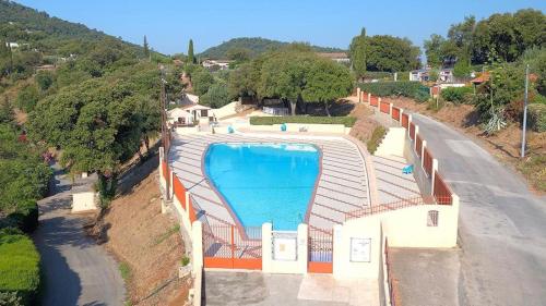 勒穆伊的住宿－HOME Ste Maxime，享有路边游泳池的顶部景致