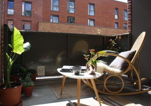 a patio with a table and a chair on a balcony at Privatzimmer - Zentral - Volksparkstadion - barrierefrei - Nahe A7 in Hamburg