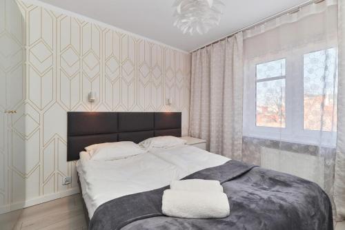 Postel nebo postele na pokoji v ubytování Kotlarska Market Square Apartment with Airconditioning by Noclegi Renters