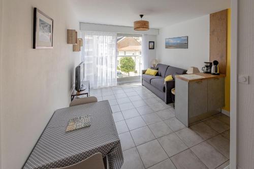 un salon avec un canapé et une table dans l'établissement ~Joli studio à 100 m de la plage, à Les Sables-dʼOlonne