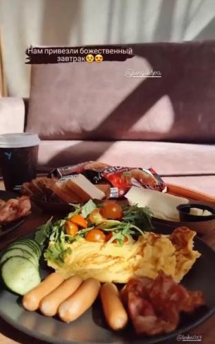 Un plato de comida con verduras en una mesa. en Jungle SPA bungalows, en Žocenes Ciems