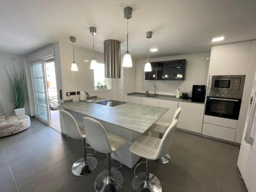 Η κουζίνα ή μικρή κουζίνα στο Seaside Apartment Retreat