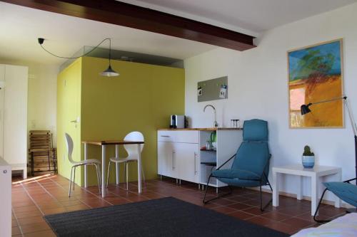 cocina con mesa y sillas en una habitación en Gemütliche Wohnung mit Terrasse in der Nähe vom Bodensee, en Tettnang