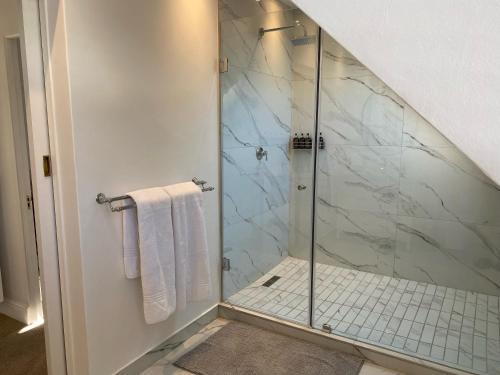 Bilik mandi di Les Chambres Guest House