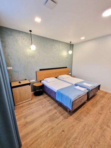 Ένα ή περισσότερα κρεβάτια σε δωμάτιο στο Editos apartamentai