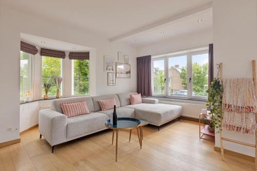 - un salon avec un canapé et une table dans l'établissement Premium Holidays - Villa Les Cigognes at Sint Idesbald, à Coxyde