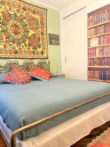 sypialnia z dużym łóżkiem z czerwonymi poduszkami w obiekcie Casa in Prato w Padwie