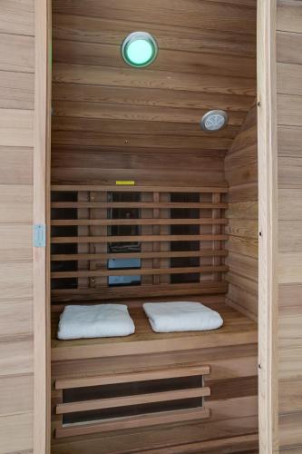 a sauna with two towels in a wooden wall at Schitterende Water Loft hartje centrum Harderwijk in Harderwijk