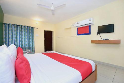a hotel room with a bed and a tv at Hotel O Rajmahal in Jalandhar