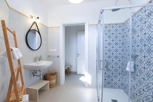 y baño con ducha y lavamanos. en Casa Flora - Bed and Breakfast en Torre San Giovanni Ugento