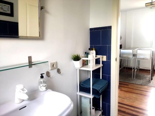 La salle de bains est pourvue d'un lavabo, de toilettes et d'un miroir. dans l'établissement APARTAMENTO LEMMON TREE, à Santa Brígida