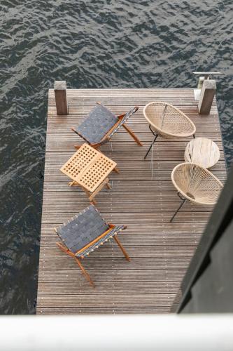 a group of chairs and tables on a dock on the water at Schitterende Water Loft hartje centrum Harderwijk in Harderwijk