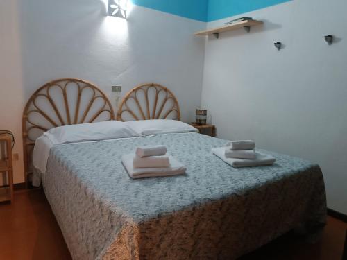 Un dormitorio con una cama con dos toallas encima. en Mediterranea, en Cannigione