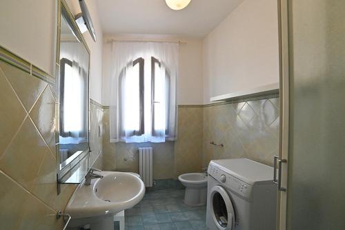Koupelna v ubytování Conero Casa - Marcelli di Numana in Piazzale Eolie 6 con Parcheggio Esclusivo