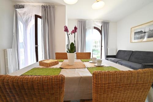 uma sala de estar com uma mesa com cadeiras e um sofá em Conero Casa - Marcelli di Numana in Piazzale Eolie 6 em Marcelli