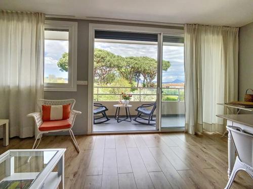 un salon avec vue sur un patio dans l'établissement Latitude 43-Apartment-Saint-tropez-tennis, à Saint-Tropez