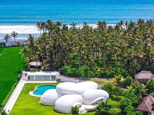 einem Luftblick auf ein Resort mit Pool und Meer in der Unterkunft Boutique Villas Sensation Tabanan in Tabanan
