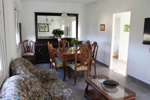 龐特維德拉的住宿－Vixía do Val Classic，客厅配有桌子和沙发