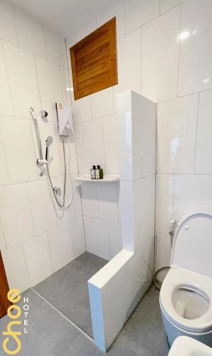 Bilik mandi di Choe Hotel Banbueng