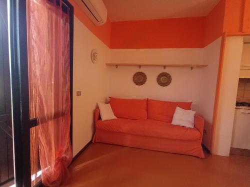 una sala de estar con un sofá rojo en la esquina en Mediterranea, en Cannigione