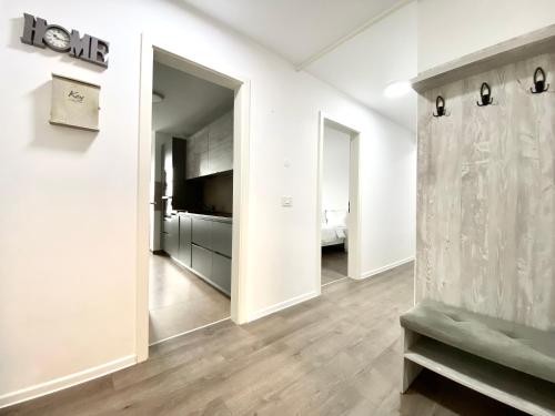 un salon avec des murs blancs et une grande télévision dans l'établissement Astoria Apartment - Pet Friendly, à Braşov