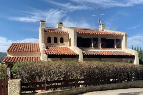 une maison avec une clôture devant dans l'établissement Villa La Louette, 100m centre-village, piscine h-sol, proche mer, à Saint-Cyr-sur-Mer