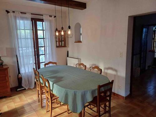a dining room table and chairs in a room at Villa La Louette, 100m centre-village, piscine h-sol, proche mer in Saint-Cyr-sur-Mer