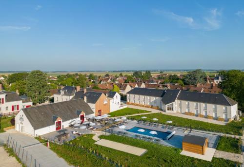 an aerial view of a house with a swimming pool at La Clef des Châteaux in Maslives