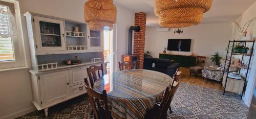 una sala da pranzo con tavolo e sedie di Golden sunset apps a Čeprljanda