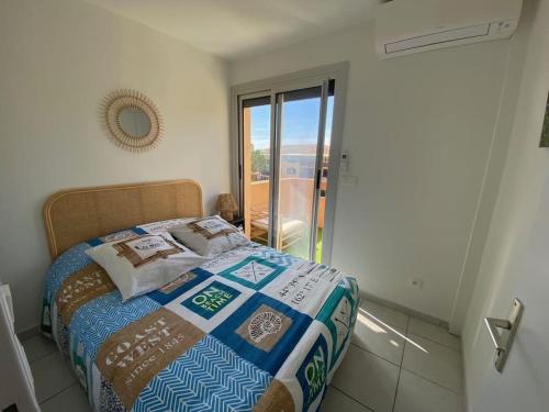 une chambre avec un lit et une fenêtre avec vue dans l'établissement Ravissant T3 en duplex proche mer, à La Londe-les-Maures
