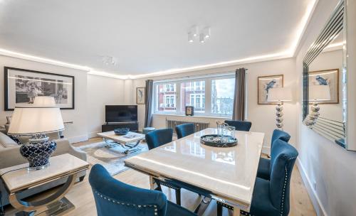 Flat 8 في لندن: غرفة معيشة مع طاولة وكراسي