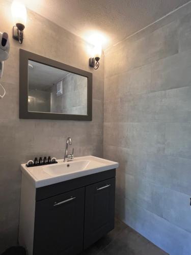 a bathroom with a sink and a mirror at Otel Beyaz İnci in Palamutbuku