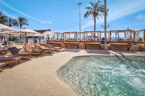Πισίνα στο ή κοντά στο INNSiDE by Meliá Wave Calviá