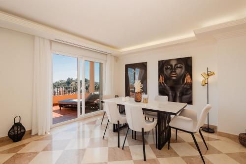 Penthouse with sea views in Nueva Andalucia