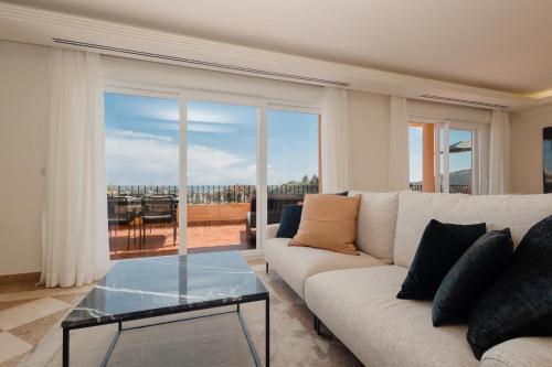Penthouse with sea views in Nueva Andalucia