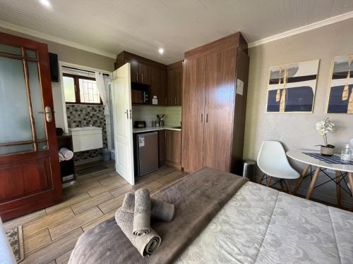 1 dormitorio con 1 cama con 2 toallas en Panorama Self Catering, en Panorama