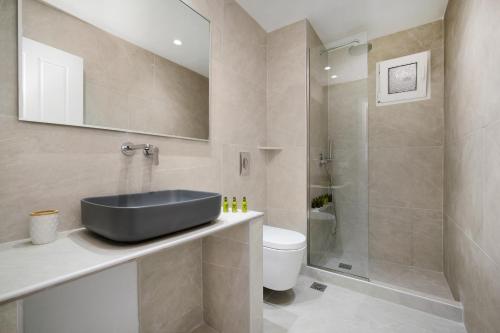 Ванна кімната в Oniropetra Apartments Mykonos