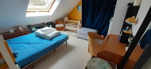 małą sypialnię z łóżkiem i łóżeczkiem dziecięcym w obiekcie Maison moderne mitoyenne exposée plein sud avec terrasse w mieście Trégastel