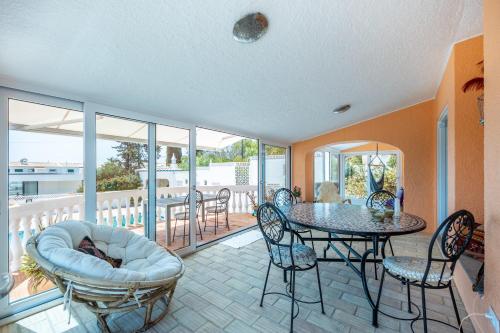 a living room with a table and chairs on a balcony at Casa Azul in Luz