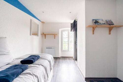 une chambre avec un lit avec des oreillers bleus dessus dans l'établissement Détente et sport 3 - Chartreuse et Lacs - Appartement entier, à Saint-Béron