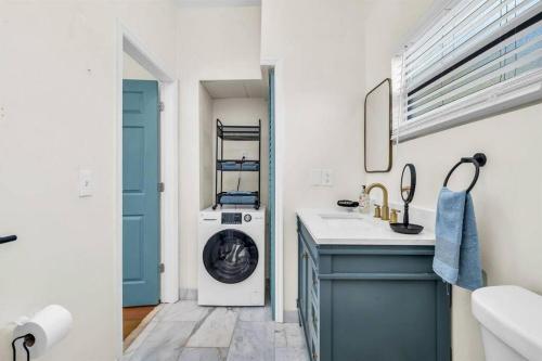 a laundry room with a washing machine and a sink at Tropical Estate w/ Guesthouse & Pool. Sleeps 8! in West Palm Beach