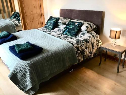 ハントリーにあるBonnie Bide Huntly Aberdeenshireのベッドルーム1室(ベッド1台、ランプ付きテーブル付)