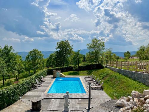 Bazén v ubytování Guest house Domačija Krnc nebo v jeho okolí
