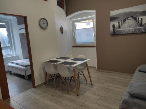 ein Esszimmer mit einem Tisch und Stühlen in der Unterkunft Apartment Lana in Izola