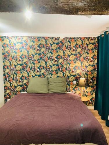 - une chambre avec un grand lit et un mur coloré dans l'établissement Appartement Vieux Nice Garibaldi rénové, à Nice