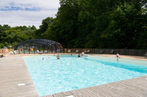 Village Huttopia Senonches - Perche tesisinde veya buraya yakın yüzme havuzu