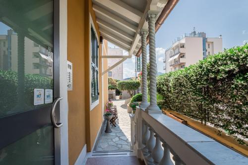 un balcón de un edificio con plantas en él en Residence Villa Alda, en Pietra Ligure