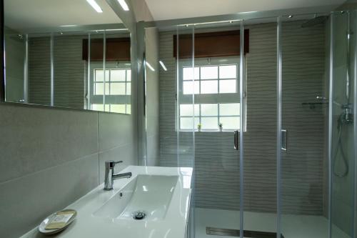 une salle de bain avec une baignoire, un lavabo et une douche dans l'établissement Bella Casa, à Vieira do Minho