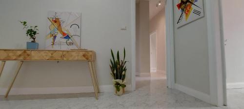 um quarto com uma mesa e um quadro na parede em Best Residence **** em Termoli